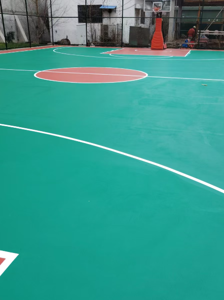 卧龙 球场长期使用易出现地面开裂
